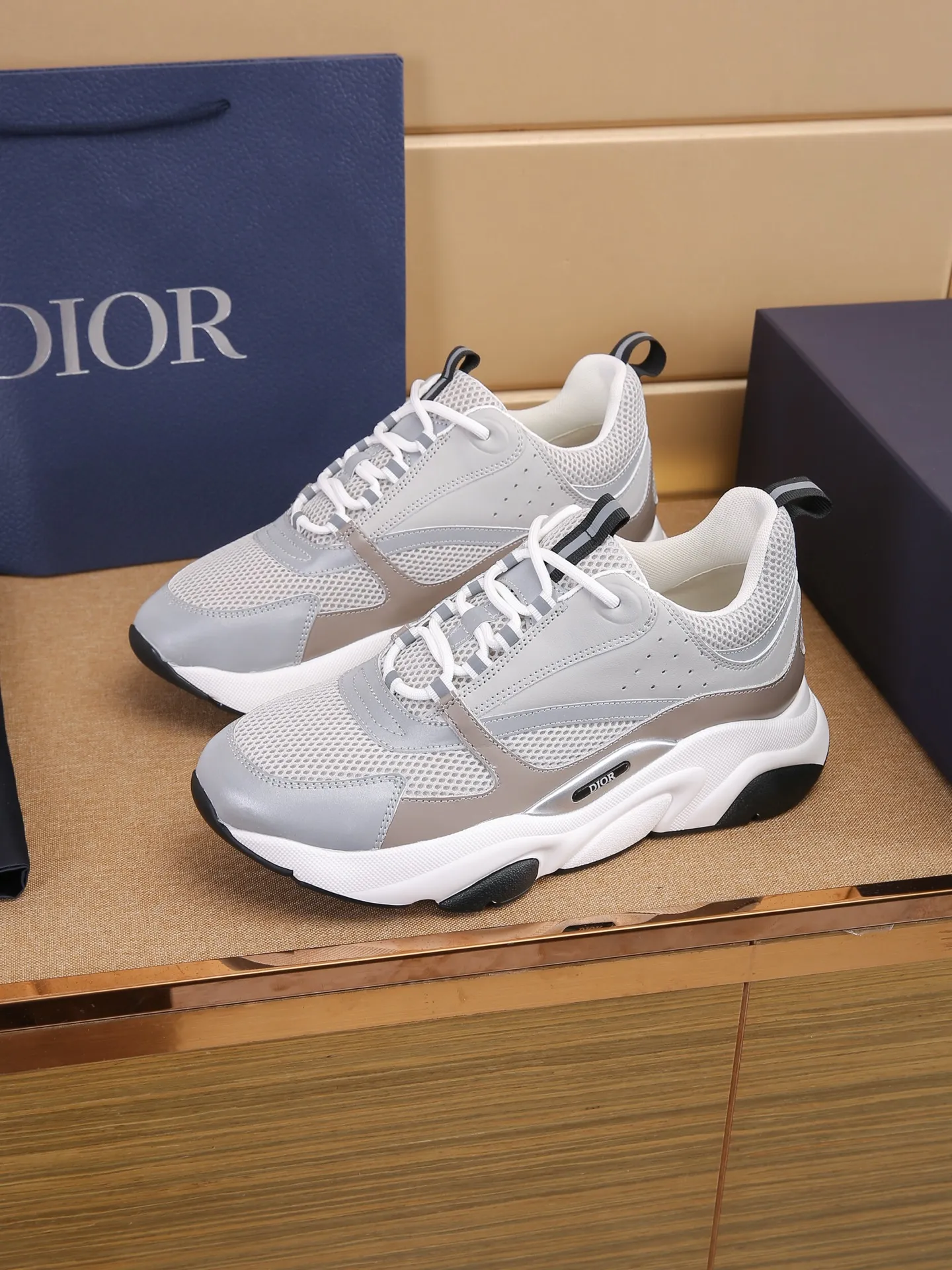 Factory price: 460💰Dior’s top version of D’s b22 men’s sports shoes. Inspired by retro running styles, the chunky low-top silhouette features gray calf leather and blue and white mesh fabric uppers, atop a black, white and blue engraved rubber sole. Nylon ribbon accents the blue mesh tongue and heel counter, and a "dio~" logo appears on the side. Pair it with a suit for a striking contrast and add a sportswear-chic edge to your look. The thick sole can be about 4cm~ Size: 38-45, [46, 47 customized]